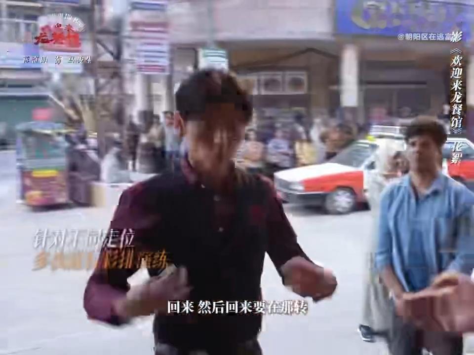 艾米桃夭开机造型艾米百妖谱桃夭开机造型乱世餐馆烟火感拉满，蒋奇明长镜头细节满满，