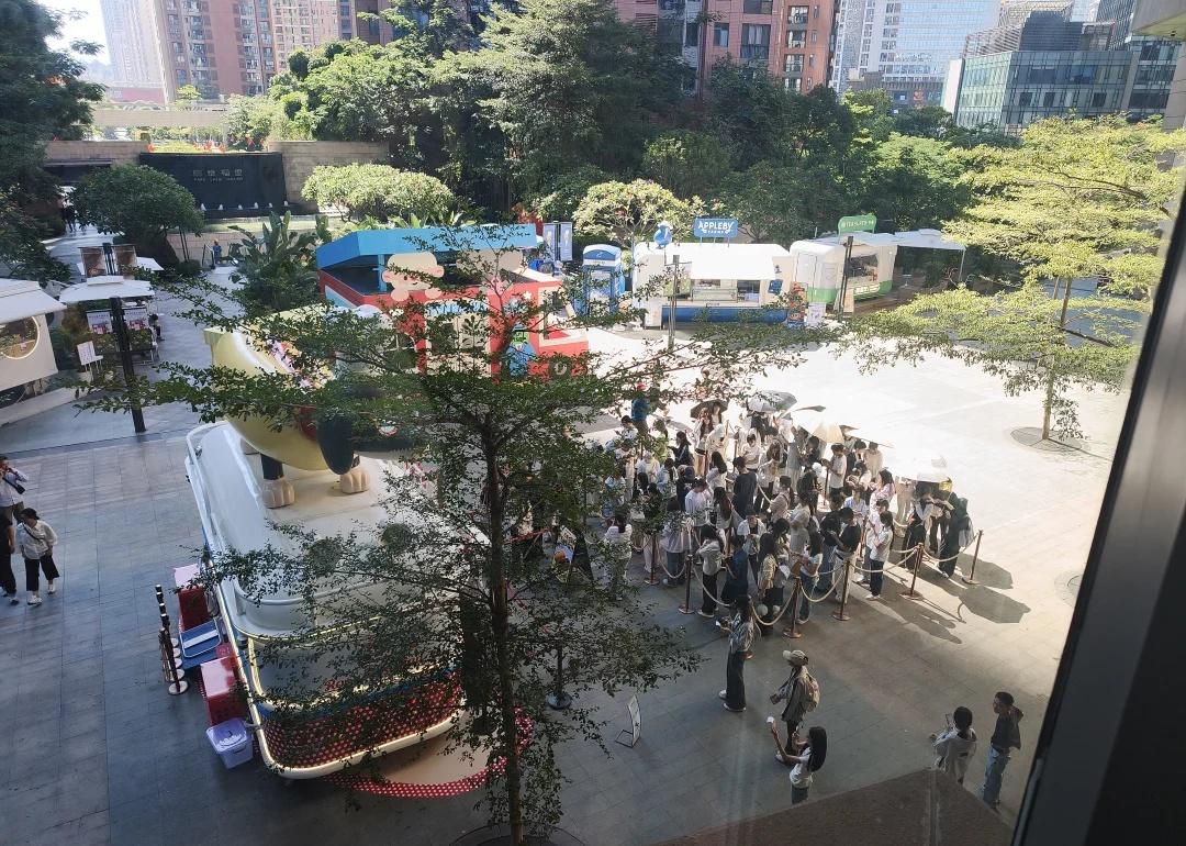 赵露思的冰狗那么好吃吗？
早上十点在万象喝早茶，发现一群人在排队
赵露思的店 万