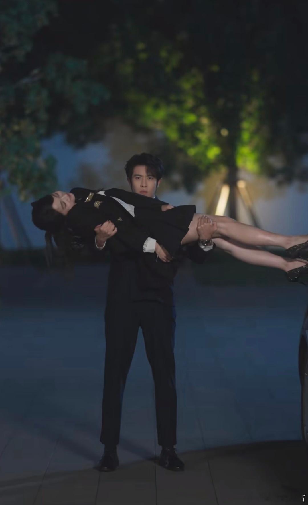 刷到一个短剧里的公主抱，女主梆硬，可以笔直的插地里了 