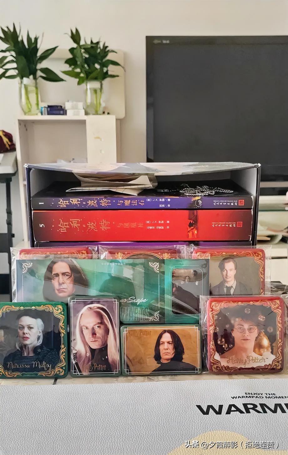 孙子的书桌，藏着魔法与成长✨
 
书桌不大，却是孙子的小天地。
一边是写作业的认