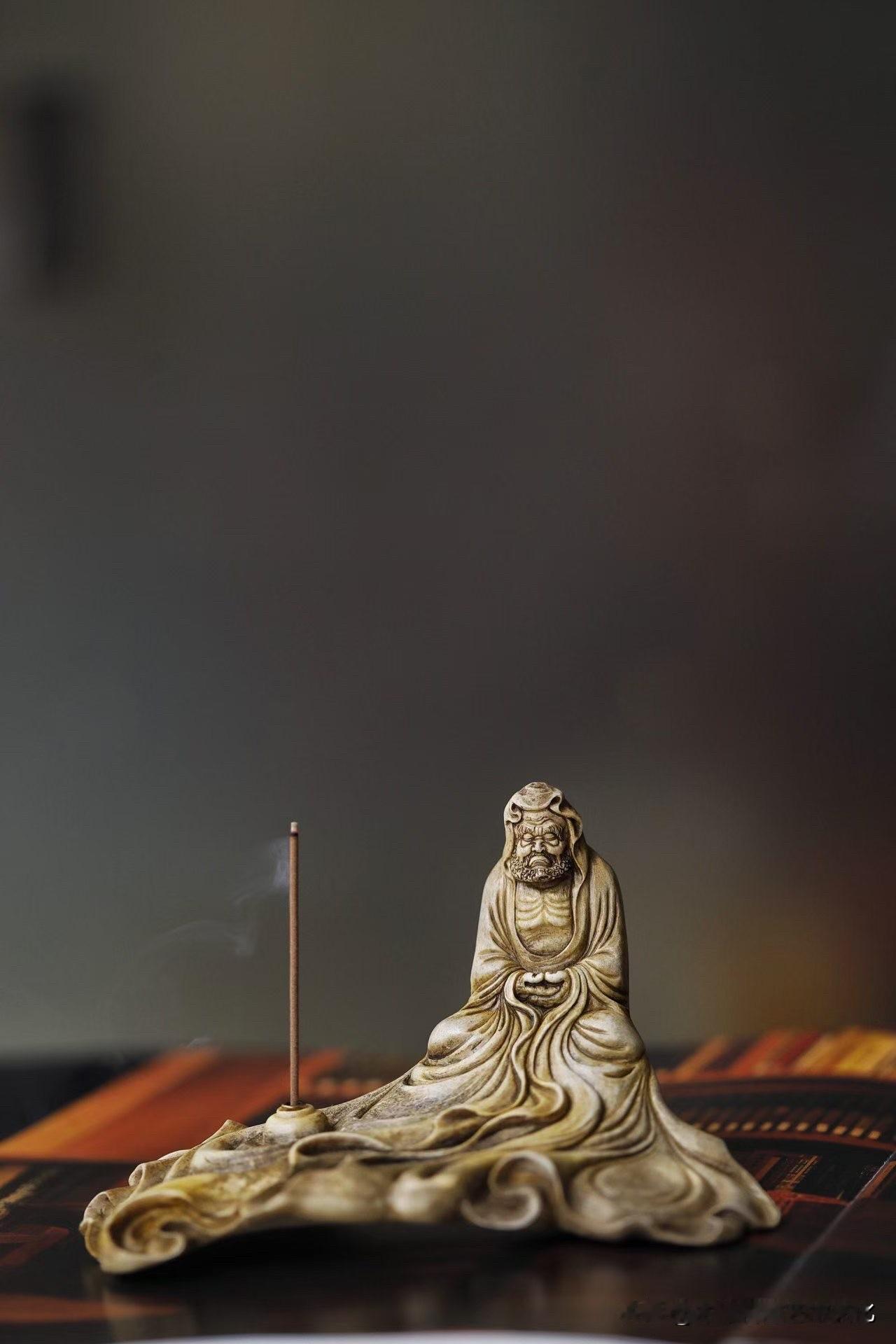 一器藏禅意，一香净尘心
鹿角精工雕琢，仿古做旧质感温润。
达摩静坐禅定，衣袂婉转