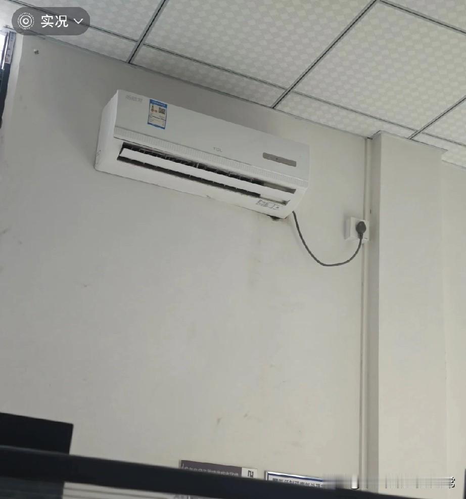 11月的广东，别人穿秋裤，我们在公司吹空调！
 
都11月了，北方朋友裹着羽绒服