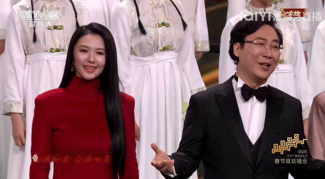 谭维维妈妈级别谭维维八登春晚太稳了！《山海寻梦》里一袭蓝裙大气端庄，歌声温暖又有