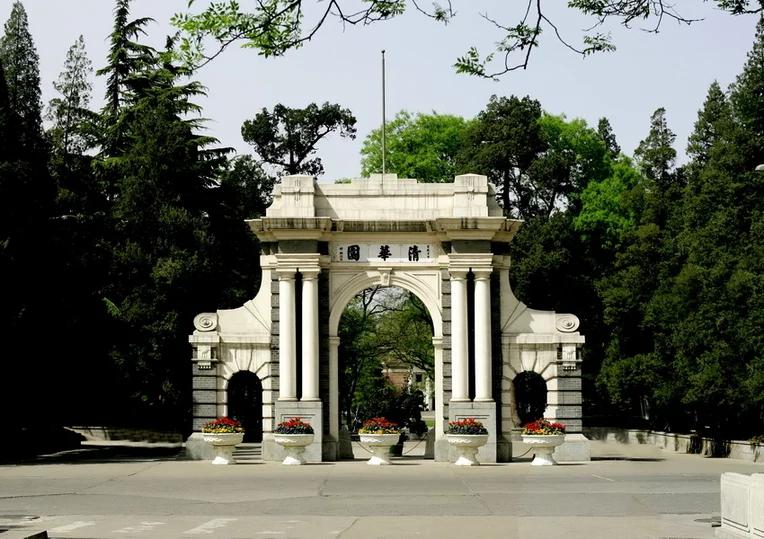 2026年7月27日，清华毕业生朱一明任董事长的长鑫科技正式挂牌上市，当日收盘约