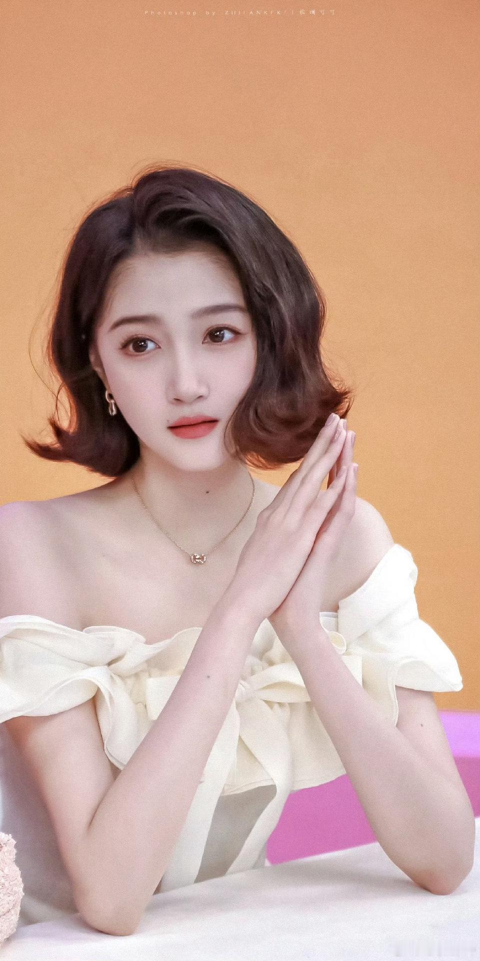 关晓彤春晚前一天对着镜子把头发剪了但是短发也好好看啊 