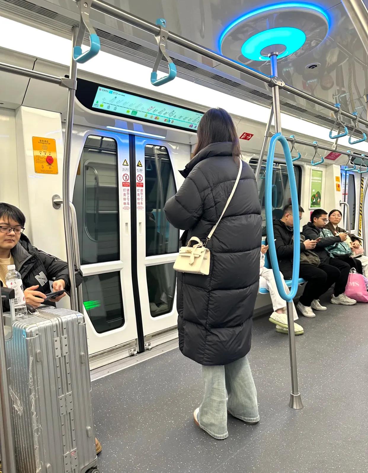 不是我还没，，就下车了？？？？？

在地铁的匆匆行程中，不经意间抬头，一位身着羽