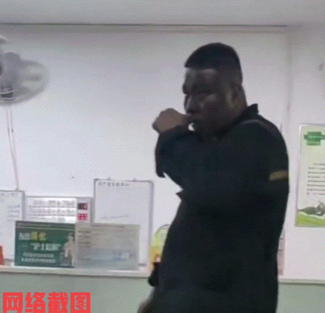 山西有男子正在矿区干活。

当他还在苦干时突然接到家里妻子临盆的电话，心里惊喜的