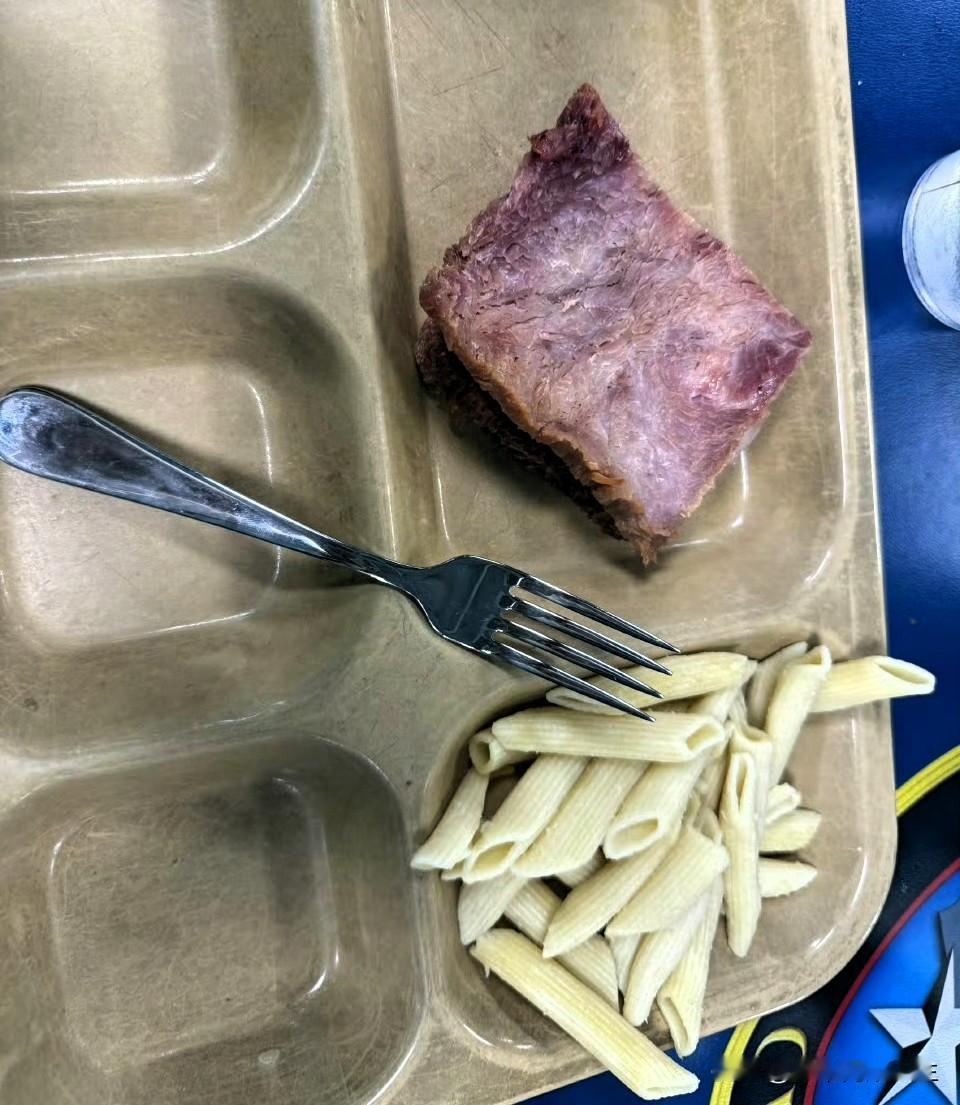 看到牢美海军士兵吃了半年的伙食，终于知道他们为什么选择堵马桶和火烧厨房了！[吐舌