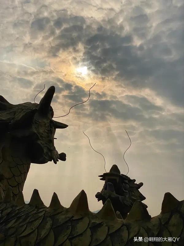 今天是五月二十一民间俗语有
1. “二十分龙廿一雨，石头缝里都是米”
五月二十是
