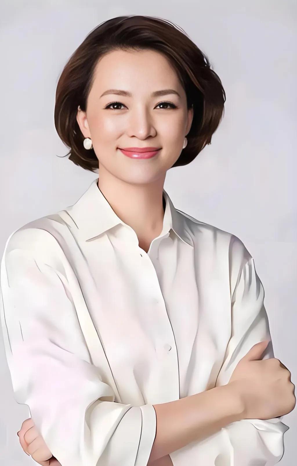 董卿的气质，真不是靠外在包装堆出来的。
往那一站自带书卷底气，一开口更见真章，