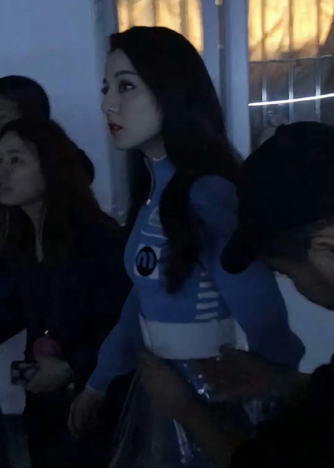 迪丽热巴这张路透图，你绝对没见过！侧颜好美[爱你] 
