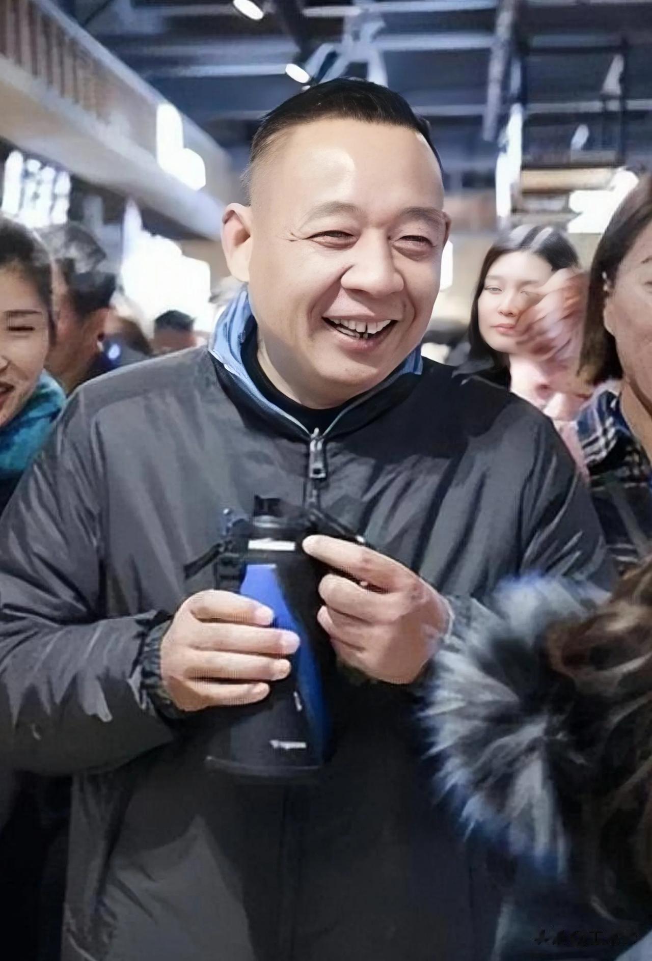 胖东来为什么没有被线上网店围歼？来听听两位河南网民的亲身体验:

一位网民到胖东