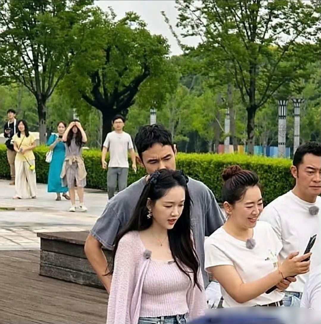 突然就理解郭艾伦了，谁敢想两人相差9岁 