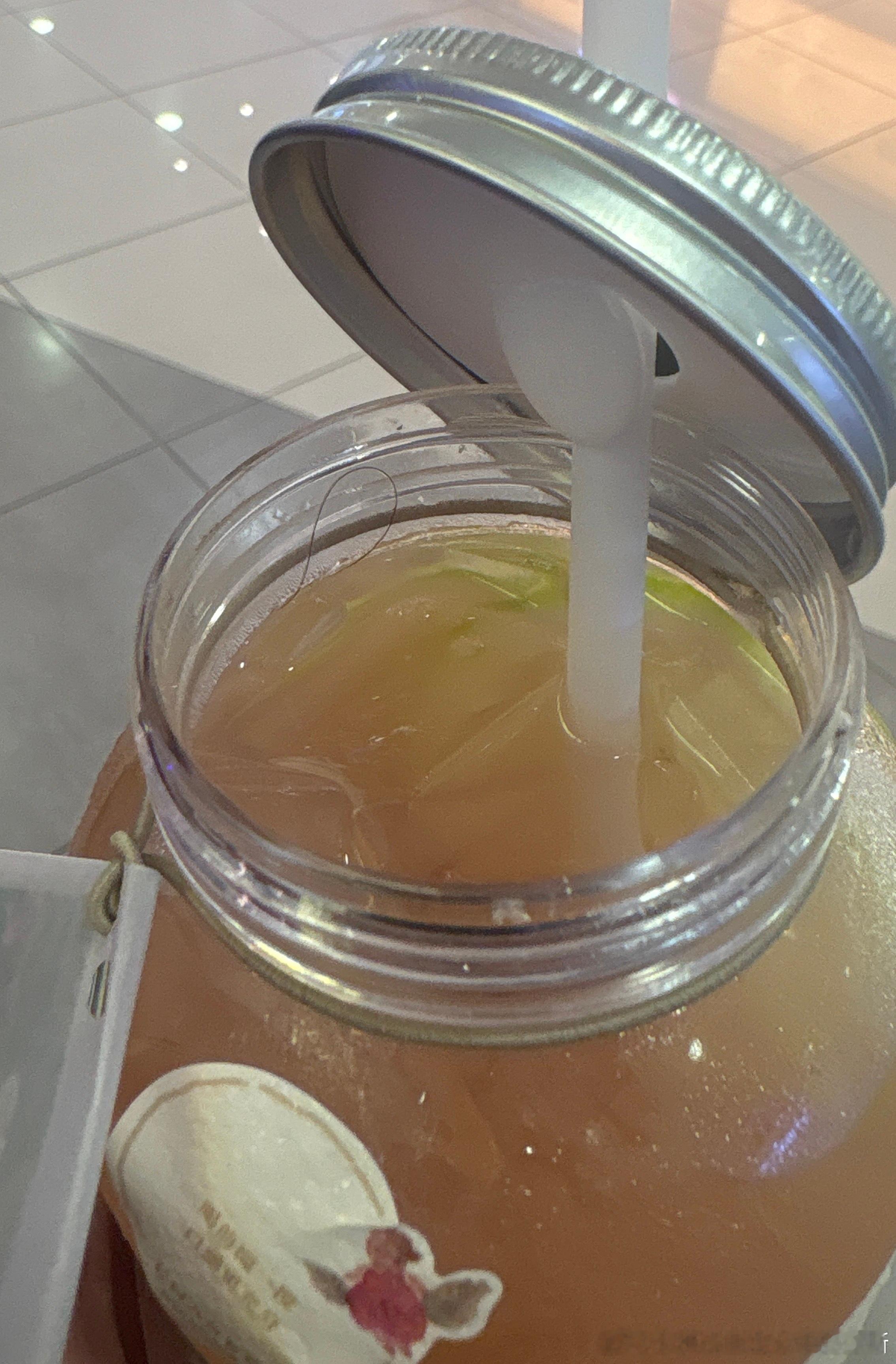 累了一天 点了一杯奶茶还喝出异物…
