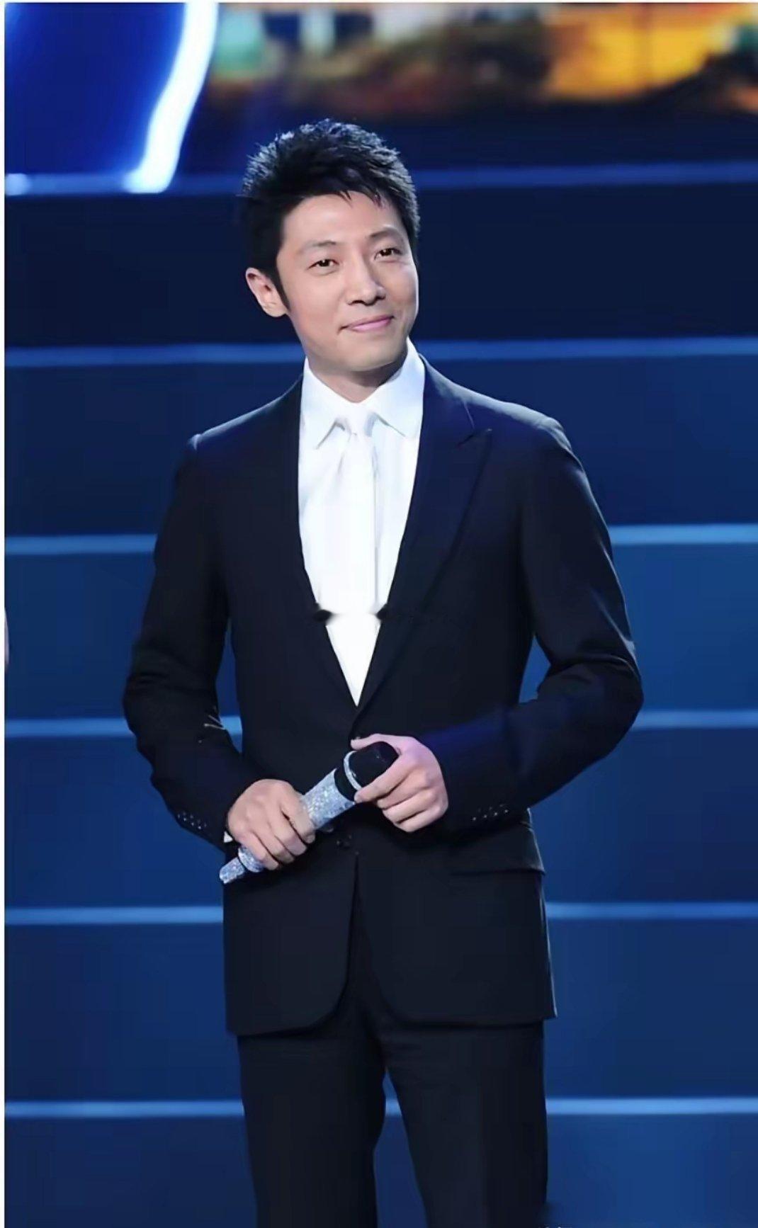 撒贝宁拿五一劳动奖章，狠狠戳破了职场“老油条”的遮羞布！看到撒贝宁拿全国五一劳动