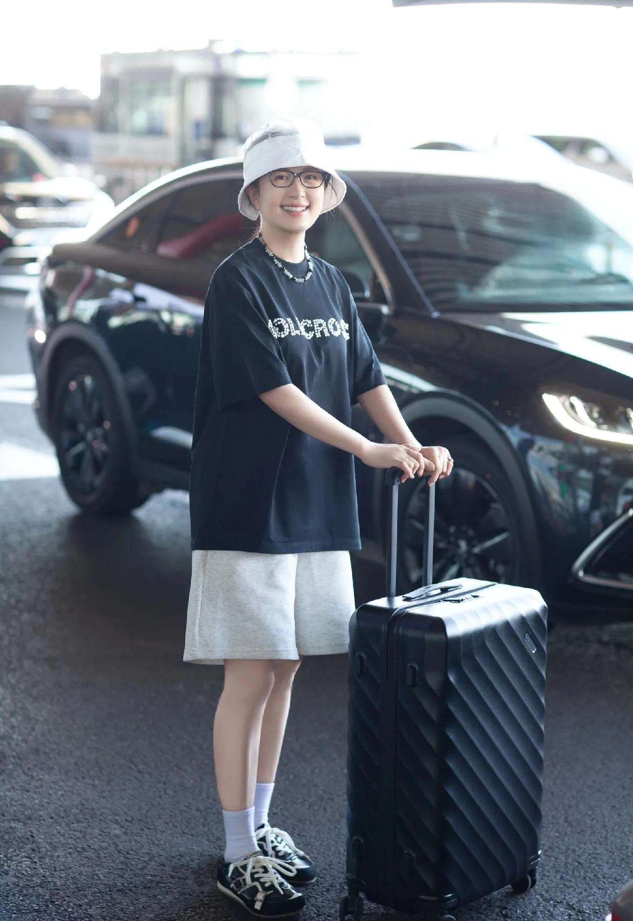 被杨童舒这套机场穿搭狠狠种草！
不挑身材的oversizeT恤+运动短裤，搭配渔