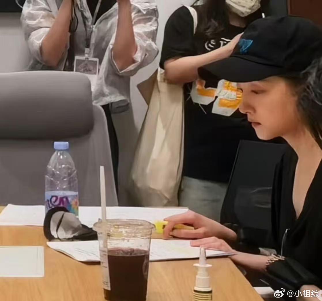 关晓彤戴负重手环关晓彤戴了负重手环！关晓彤戴了负重手环