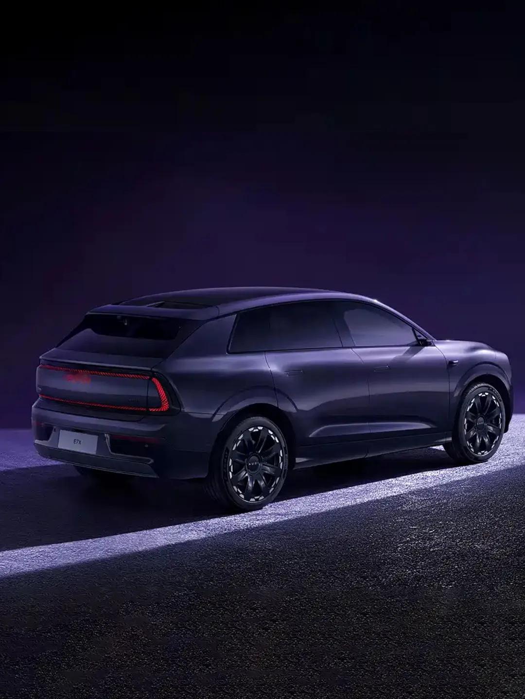 奥迪E7X是上汽奥迪推出的中大型纯 SUV，2026年5月上市，起售价26.98