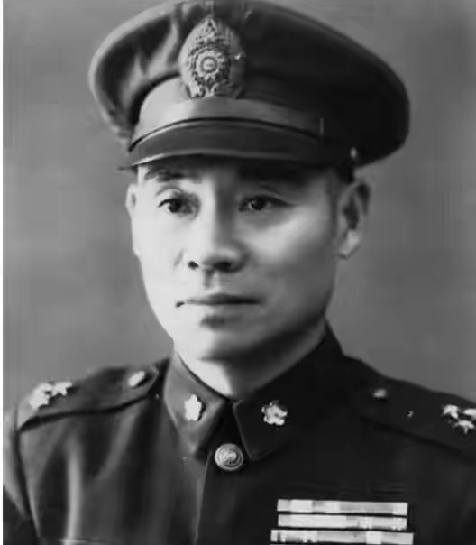 1948年，国防部作战厅厅长郭汝瑰身处险境，杜聿明早已怀疑他的身份，拿他生活清廉