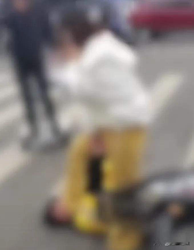 一个外卖小哥被一个女的踩头、踢头，竟然躺在那一点不反抗，我就问你还是个男人吗？看