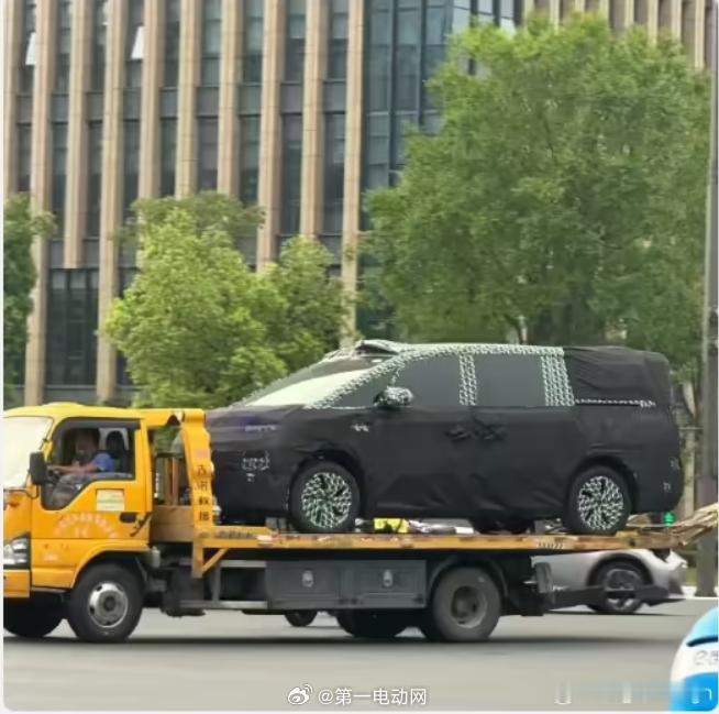 零跑 博主曝光了零跑首款 MPV，采用短车头设计，大家觉得像哪款车？[喵喵] ​