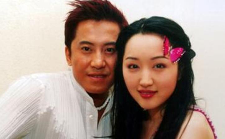杨钰莹与赖文峰：甜蜜爱情的“惊险”旅程
1989年，杨钰莹还是个青涩的歌唱新人，