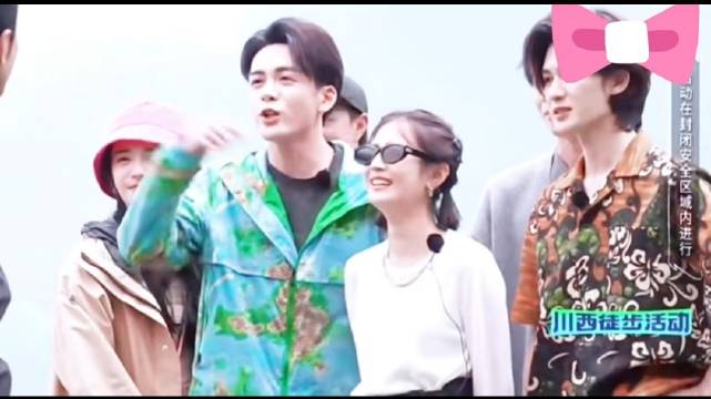 #疑似陈钰琪怀孕#陈钰琪怀孕，那老公是谁啊！我只记得她和曾舜晞传过绯闻，当然是因为他们合作，很多人瞎