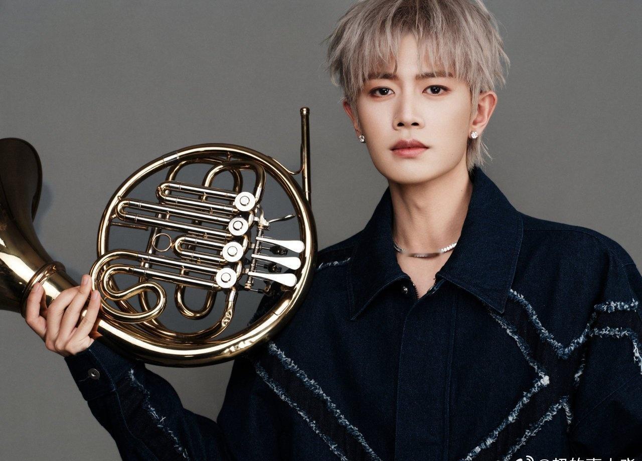 任嘉伦超话 他是黑暗中抽丝剥茧的猎手，
任嘉伦饰演的李成警官，带你步入善与恶的博