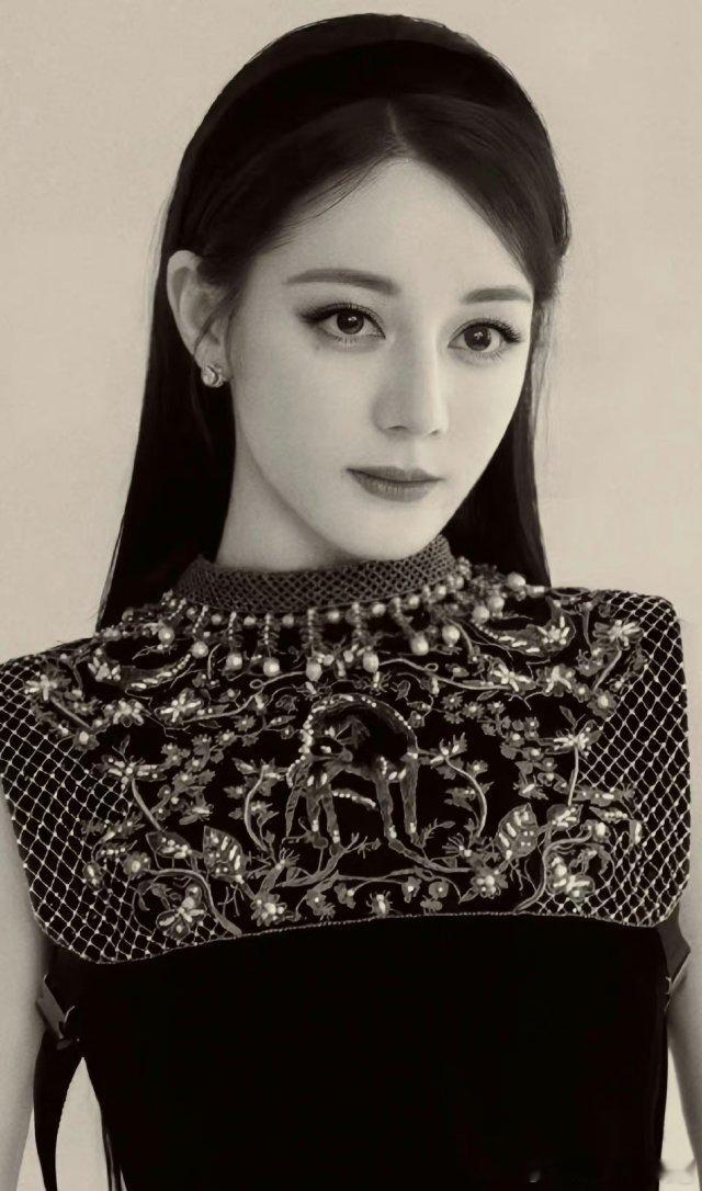 #金鹤龙 迪丽热巴妆造#这裙子精致的高雅的可以称的上精工细作，把热巴衬托的很好啊