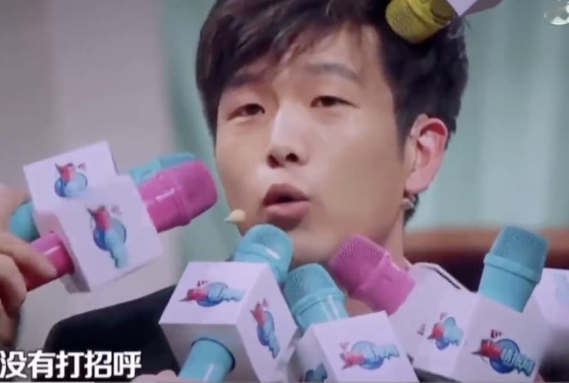 刘大锁有点猛啊！

有网友扒出了之前他在综艺节目中爆料，被某艺人拉进小黑屋欺负的
