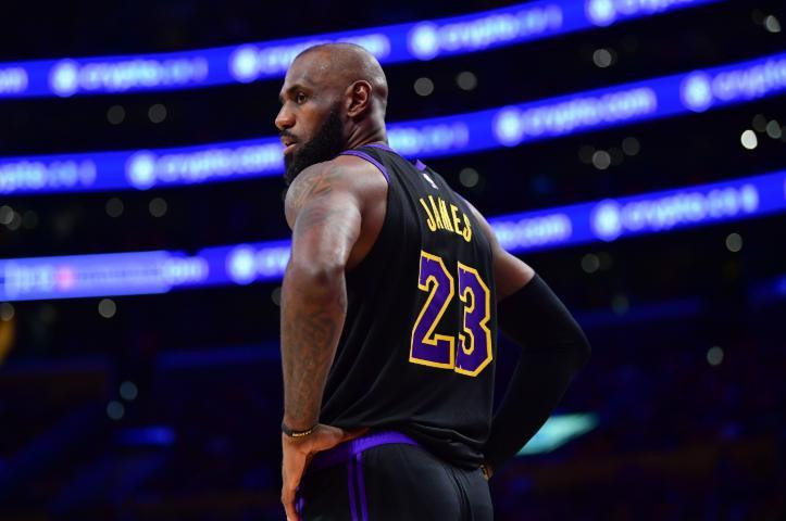 近日，前NBA球员雷蒙德·费尔顿在《To The Baha》节目中谈到了詹姆斯。