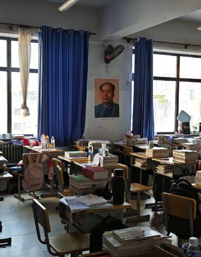 教室里的毛主席像