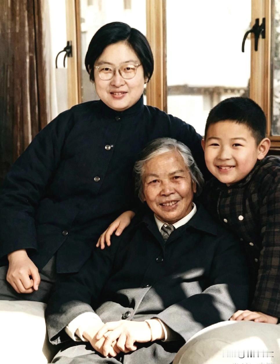 历史时光
70年代，李敏带着儿子孔继宁专程到上海探望母亲贺子珍时拍下的画面，贺子