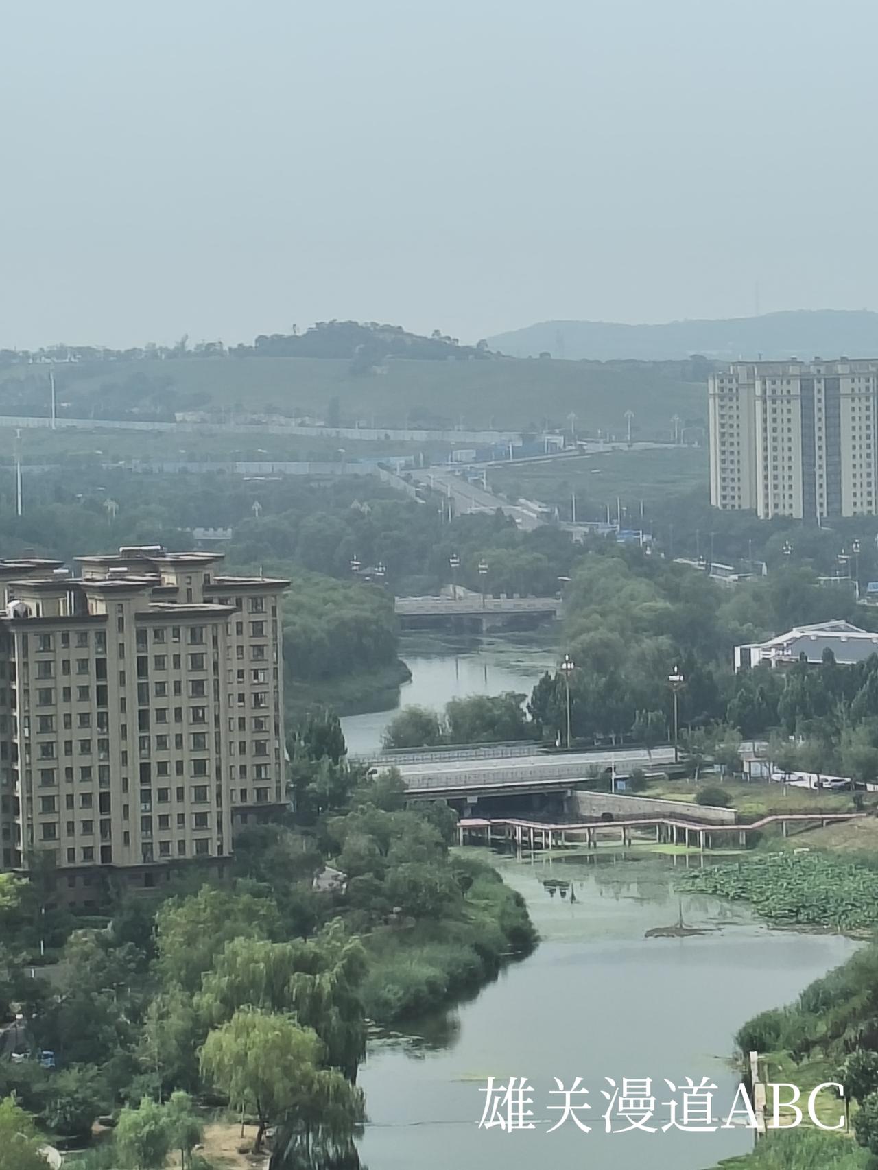 平台上联：水深千尺泥为底，
我对下联：山高万丈顶触天。
头条首发
下面的图片都是