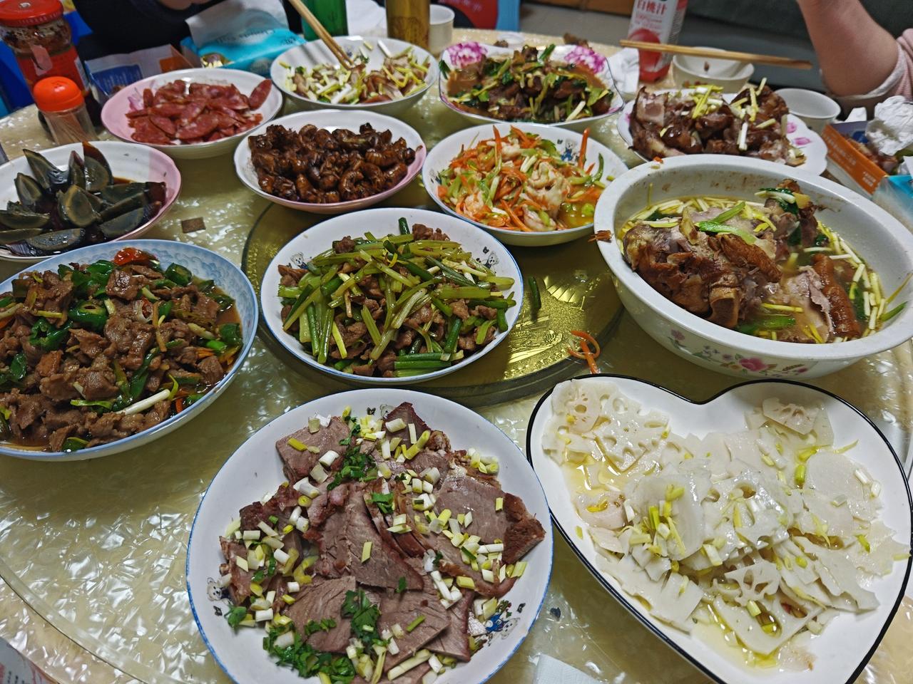 你们家年夜饭开始了吗？
我们是不是开始的有点早？