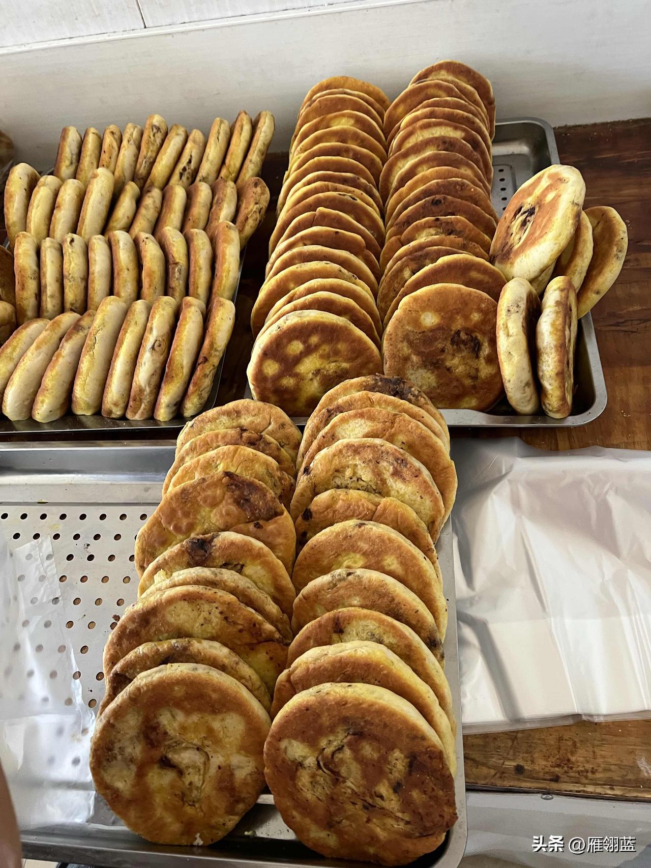 兰州市永登县特色玫瑰酥饼，品种花样繁多，看起来真的很好吃。

看着店里有这么多现