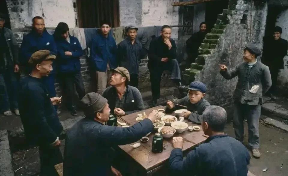 70年代，在一个院子里，4名男子坐在桌前吃饭，桌上有酒有肉，很丰盛。奇怪的是，周