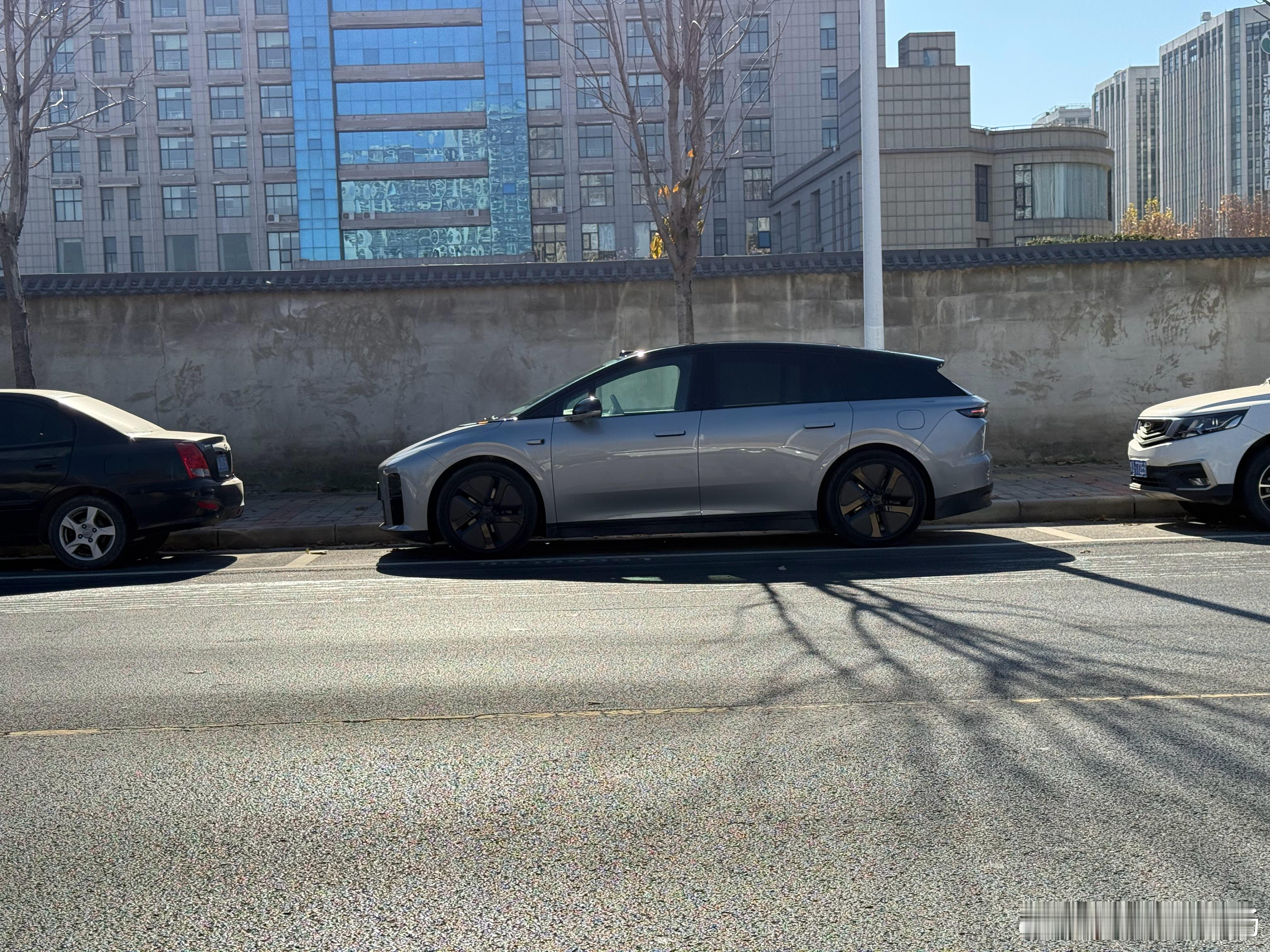 理想i6 这个白内应该是最好看的了，清新、通透，也没那么不耐脏！最近开两驱版i6