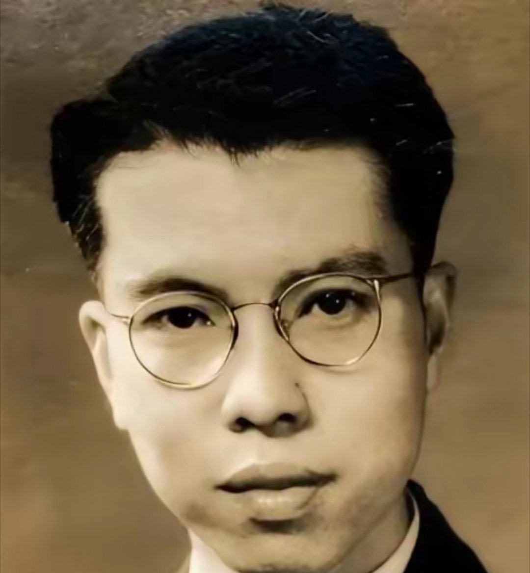 1948年，他不顾妻子反对，用刀划开刚出生3天女儿的后背，看着女儿奄奄一息，妻子