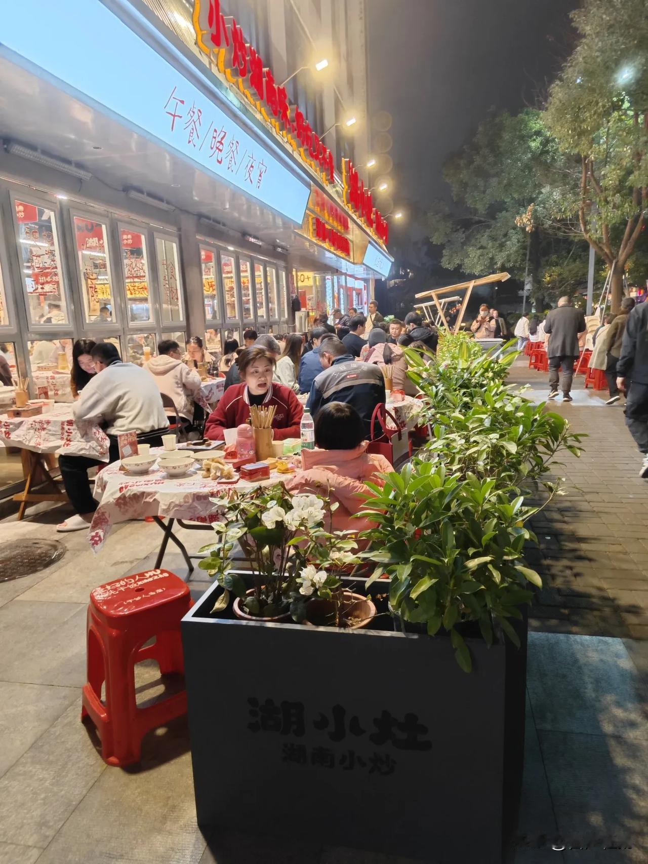 今天晚上7点多，我和老公到附近找饭店吃饭，路过人行街时，发现一家＂社区厨房＂生意