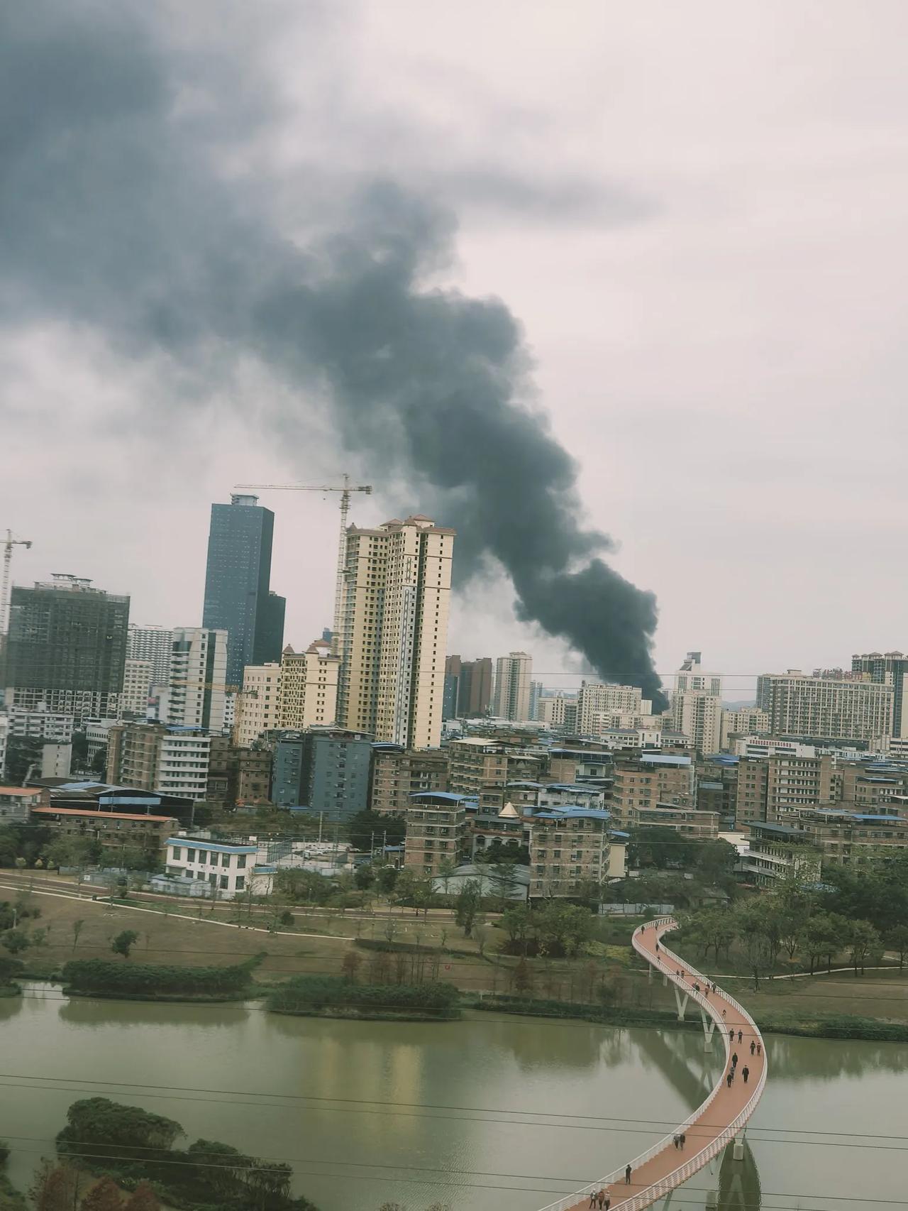 南宁市动物园对面什么地方着火了，冒起好大的黑烟！