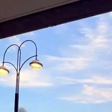 日常[超话]  最好的懂你，不是听你说多少，而是看穿你沉默里的脆弱。[许愿星]日