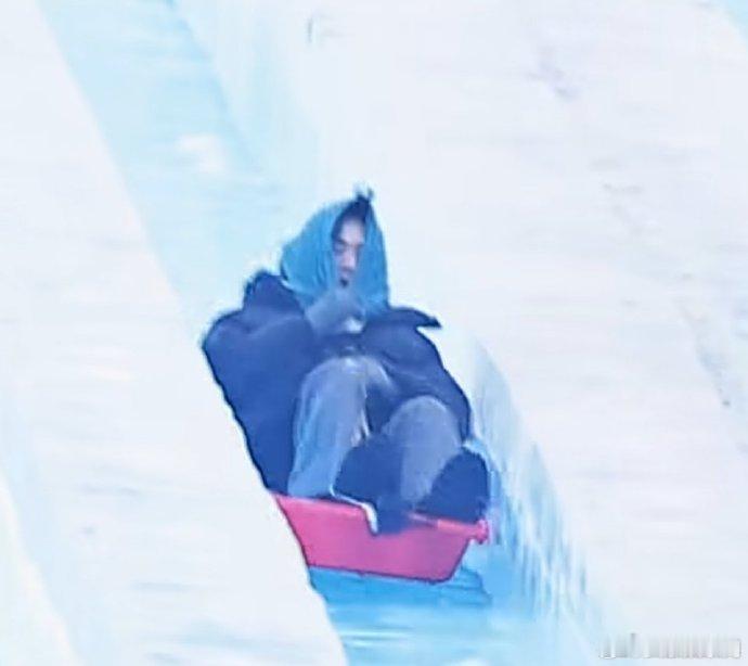 刘耀文脸罩实为耳罩样式，独特搭配让人耳目一新，少年的活力与创意感交织呈现，简单装