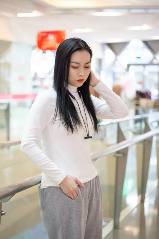 成熟端庄漂亮的女人就像一本耐读的书，越品越有味道。


她们外在得体，衣着简约有