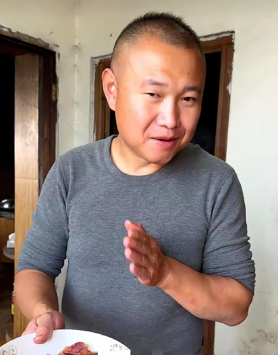 网友说农村四哥最大的黑粉就是他的老婆英子[捂脸]。主要是四哥与英子的分工不同，四