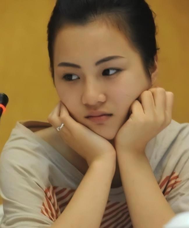 2005年，邓建国在广州番禺一家餐馆吃饭的时候，看到一名14岁的女服务员黄梓琪，
