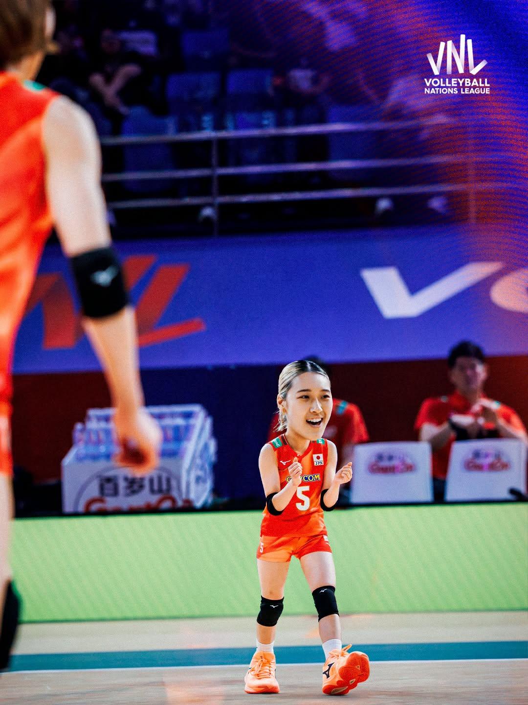 【国际排联玩起了“大头娃娃”】
Mini players.
身形迷你~
Maxi