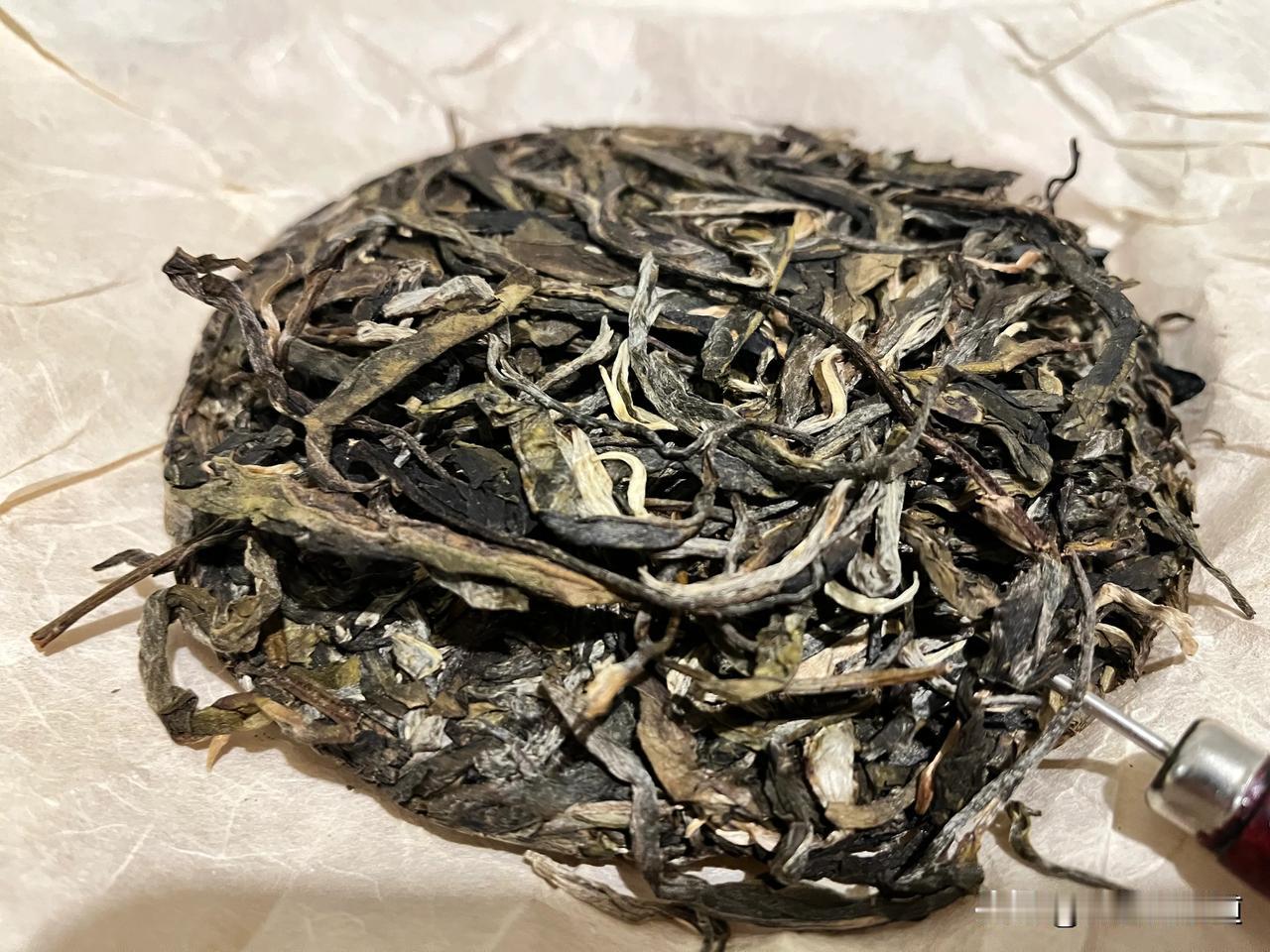 我来为您详细介绍普洱茶的品质特点及其变化规律：

1. 新茶与老茶的主要区别：