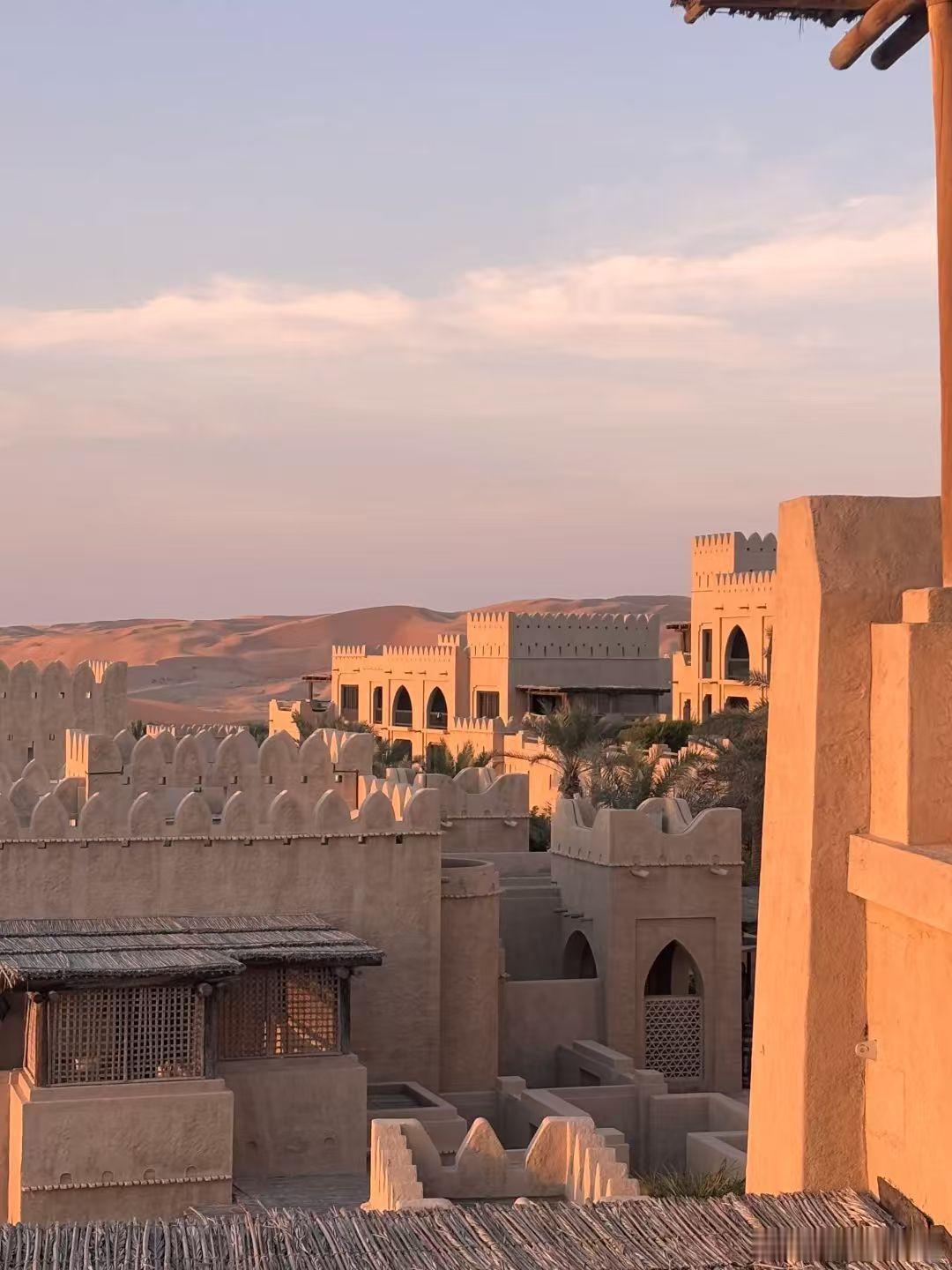 打工人的旅行有时是一种感觉凌晨还在加班改方案，喝口咖啡续命继续肝！一口给我喝顿悟