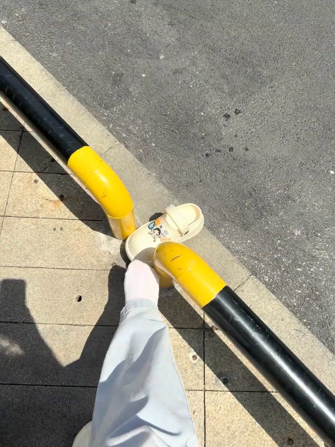 搞笑日常🤣人走了有一会儿了，鞋还在原地 
